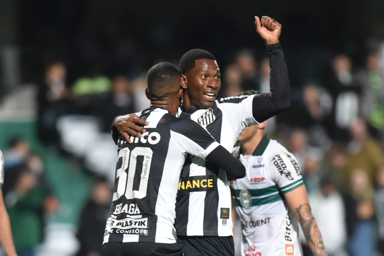 Nos acréscimos, Santos FC arranca a vitória diante do Coritiba no Couto ...