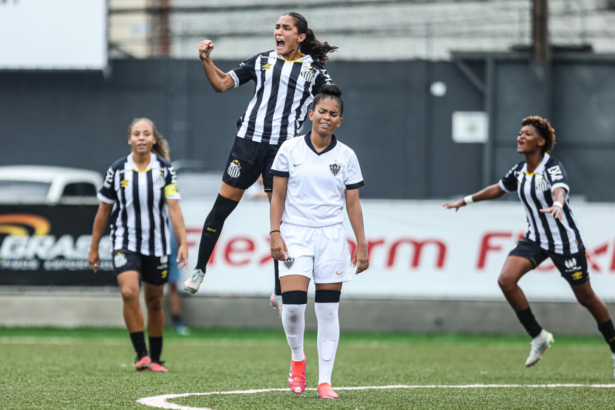Sereinhas da Vila goleiam Atlético Mineiro e seguem líderes no ...